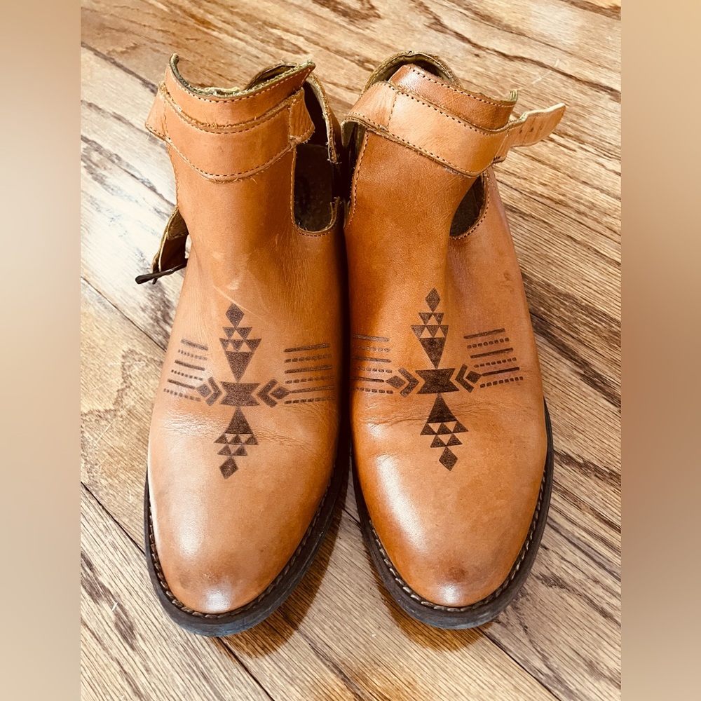 Cowgirl brown leather booties made in Mexico size 9